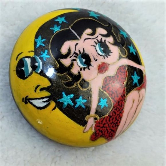 Betty Boop Sitting on Crescent Moon Hand Painted - Picture 3 of 5